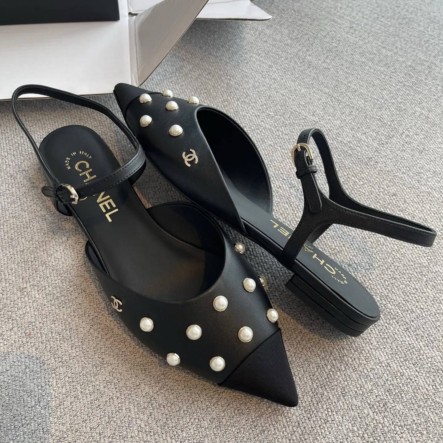 High-quality replica shoes Chanel pearl Mary Jane flats 10 High-quality replica shoes Chanel pearl Mary Jane flats (10)
