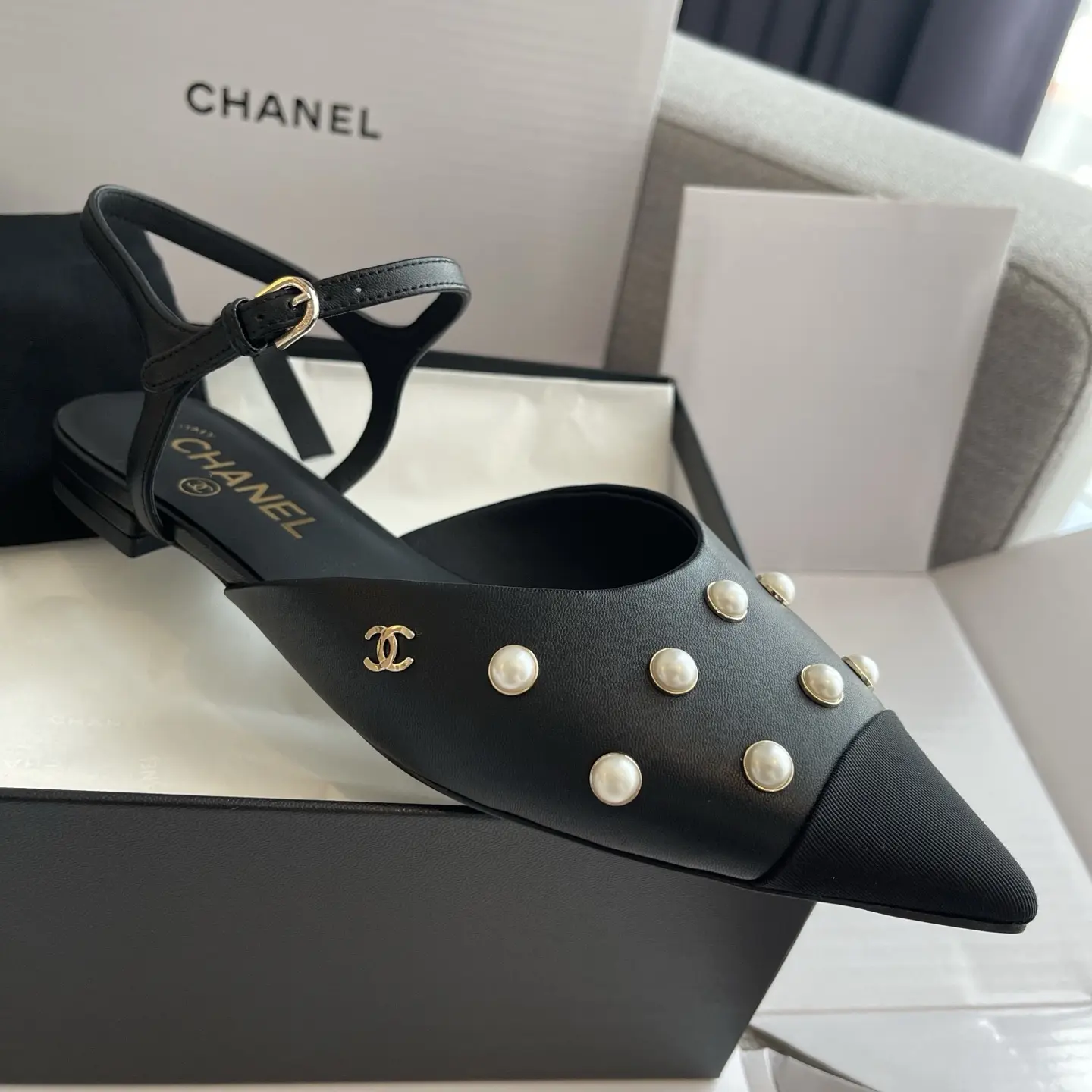 High-quality replica shoes Chanel pearl Mary Jane flats 11 High-quality replica shoes Chanel pearl Mary Jane flats (11)