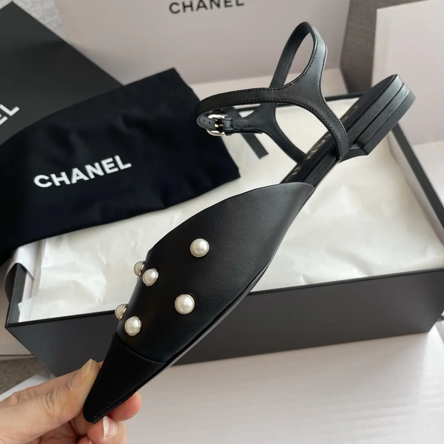 High-quality replica shoes Chanel pearl Mary Jane flats 12 High-quality replica shoes Chanel pearl Mary Jane flats (12)