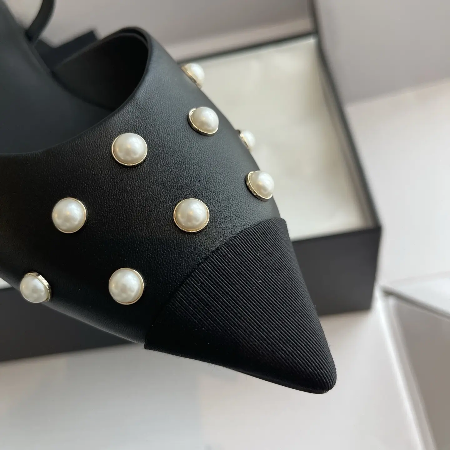 High-quality replica shoes Chanel pearl Mary Jane flats 13 High-quality replica shoes Chanel pearl Mary Jane flats (13)