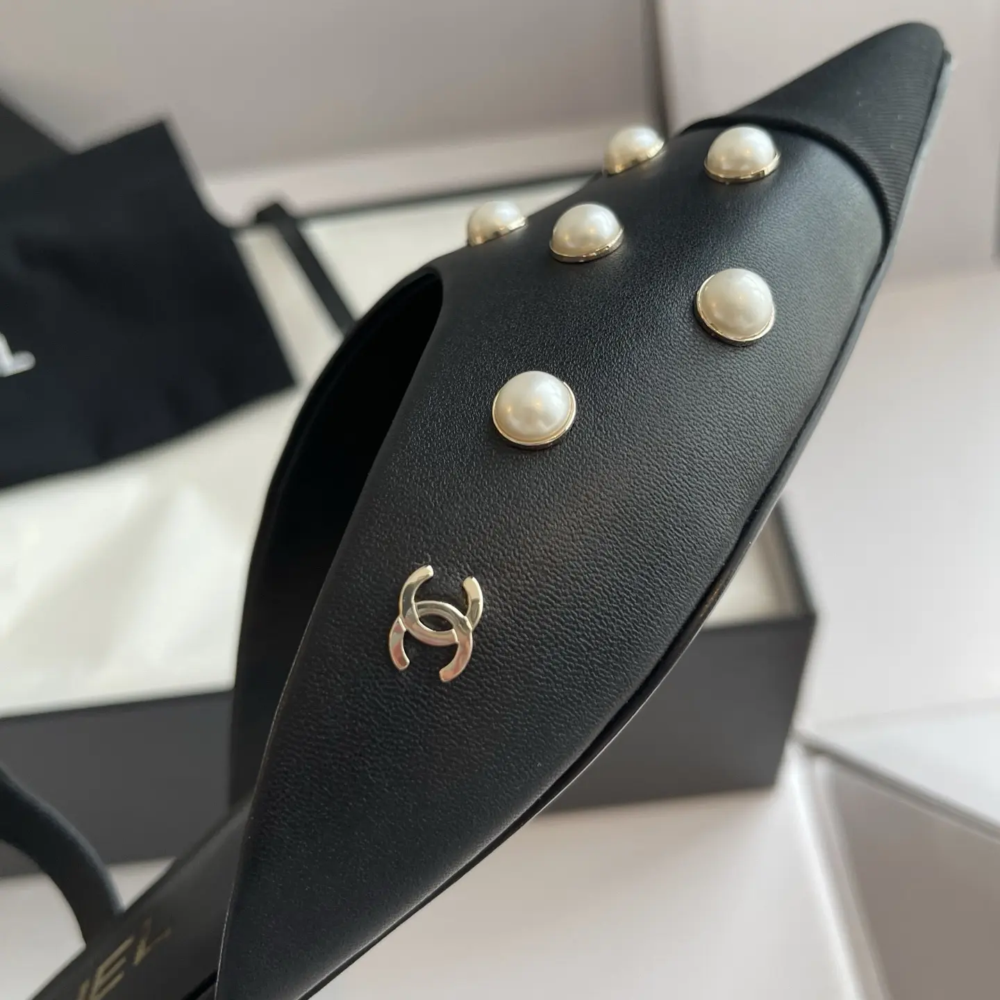 High-quality replica shoes Chanel pearl Mary Jane flats 14 High-quality replica shoes Chanel pearl Mary Jane flats (14)