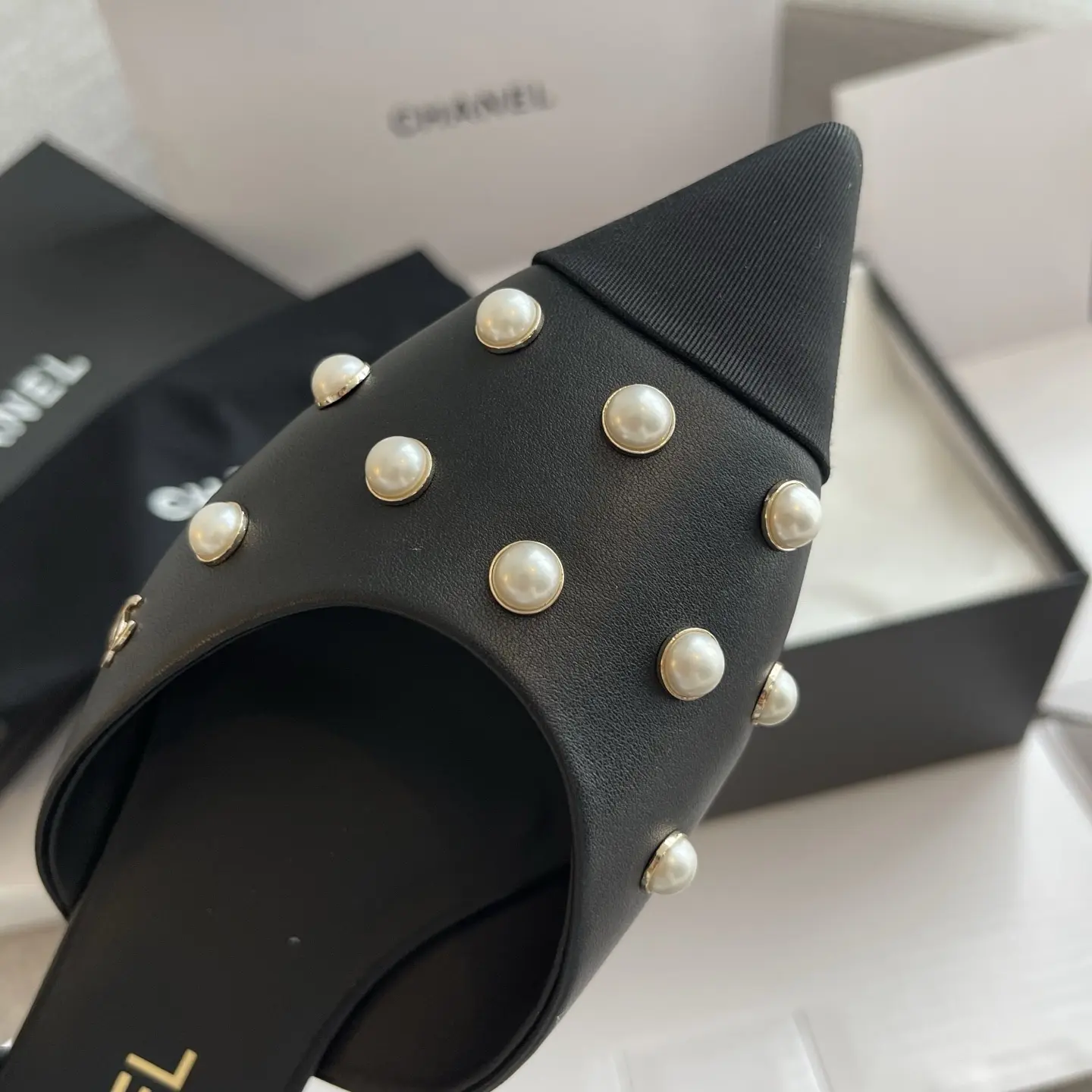 High-quality replica shoes Chanel pearl Mary Jane flats 15 High-quality replica shoes Chanel pearl Mary Jane flats (15)