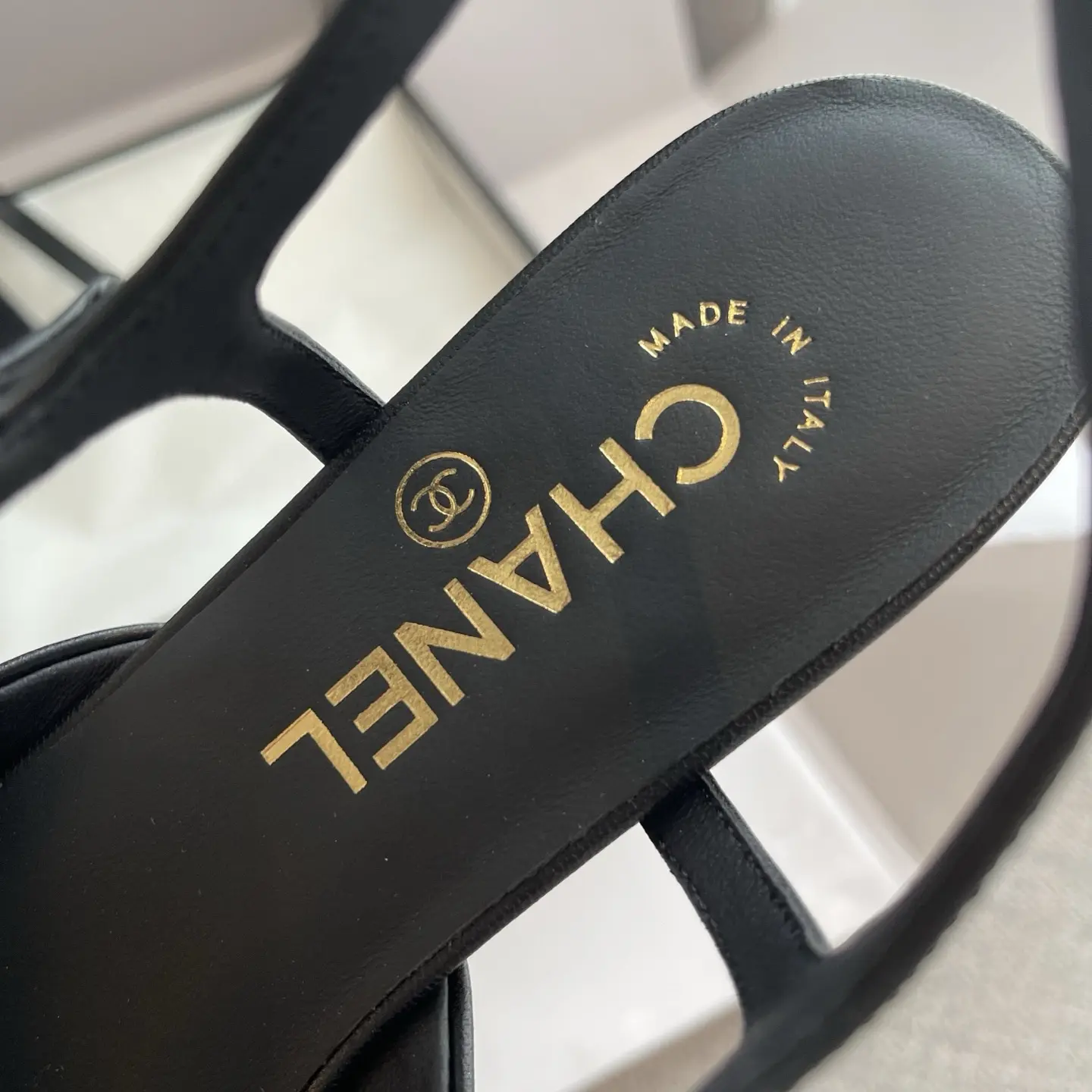 High-quality replica shoes Chanel pearl Mary Jane flats 17 High-quality replica shoes Chanel pearl Mary Jane flats (17)