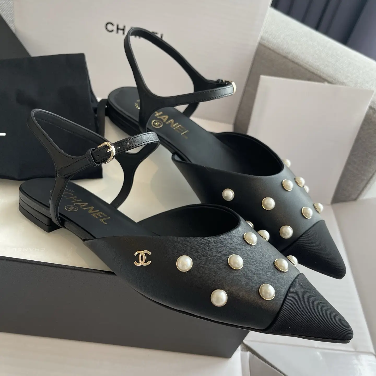 High-quality replica shoes Chanel pearl Mary Jane flats 4 High-quality replica shoes Chanel pearl Mary Jane flats (4)