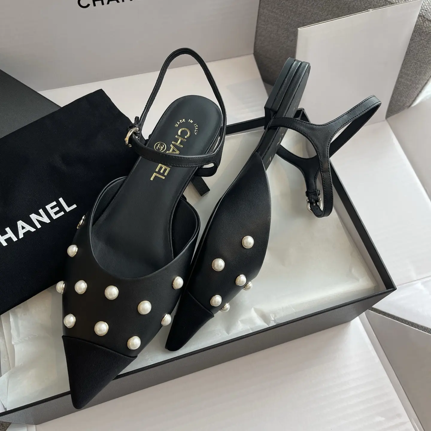 High-quality replica shoes Chanel pearl Mary Jane flats 5 High-quality replica shoes Chanel pearl Mary Jane flats (5)
