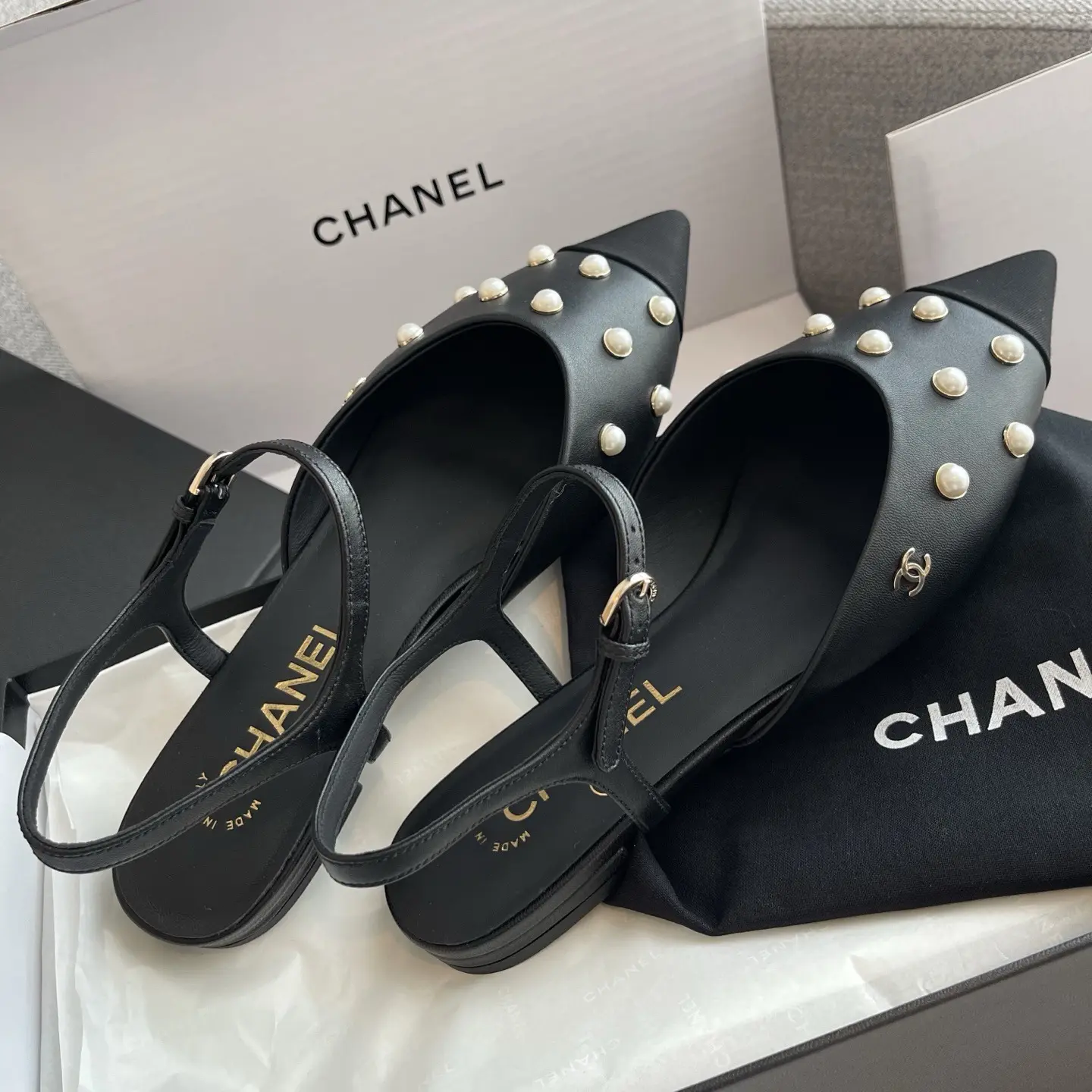 High-quality replica shoes Chanel pearl Mary Jane flats 6 High-quality replica shoes Chanel pearl Mary Jane flats (6)