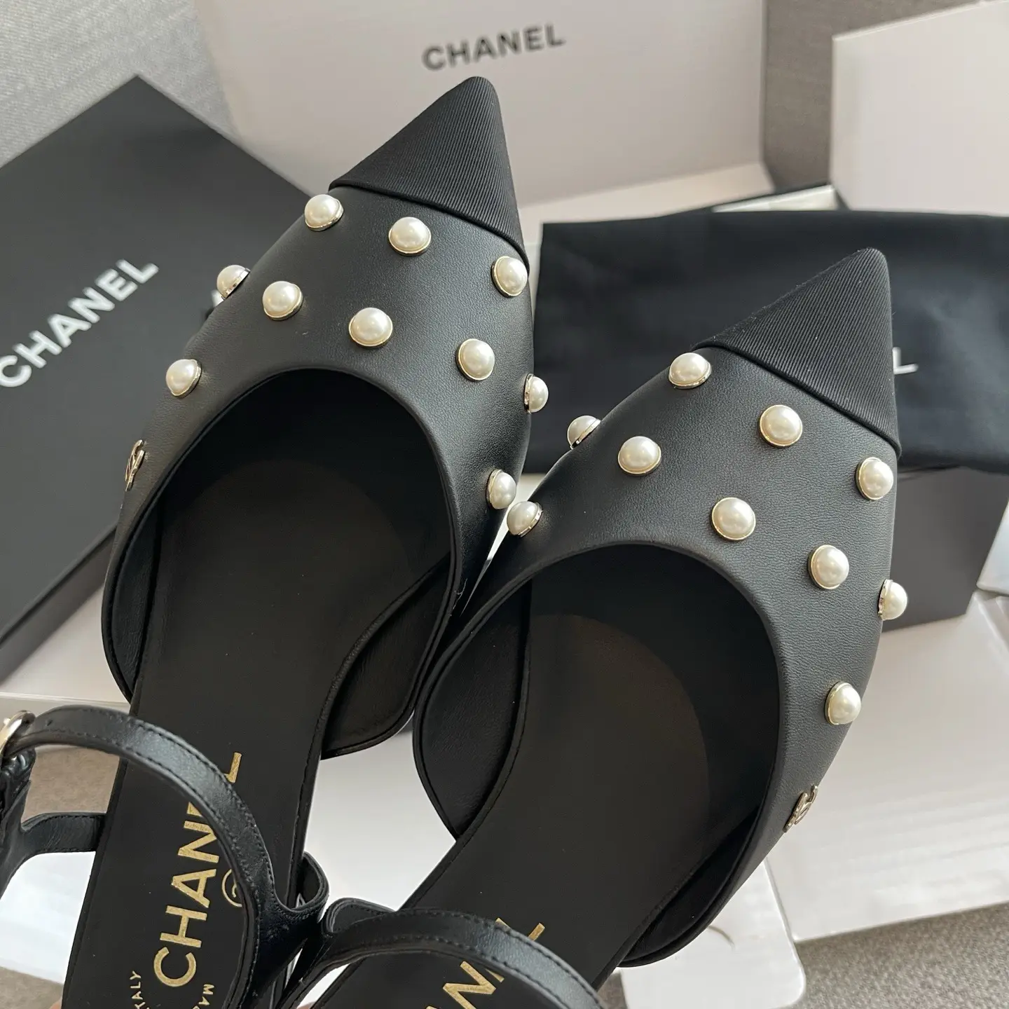High-quality replica shoes Chanel pearl Mary Jane flats 7 High-quality replica shoes Chanel pearl Mary Jane flats (7)