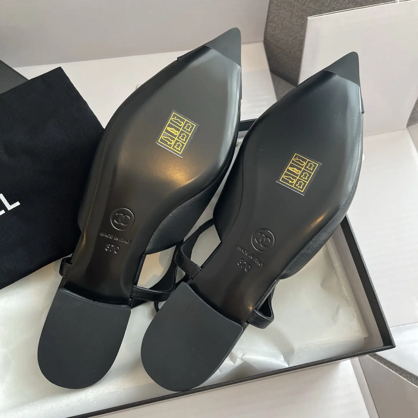 High-quality replica shoes Chanel pearl Mary Jane flats 9 High-quality replica shoes Chanel pearl Mary Jane flats (9)